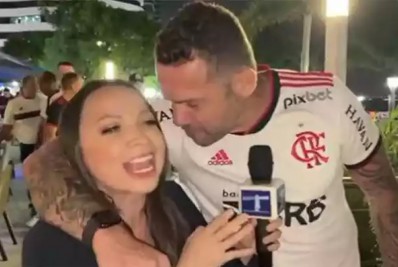 Vídeo: torcedor do Flamengo assedia repórter em Guayaquil antes da final da Libertadores