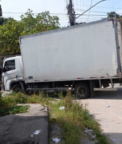 Caminhão frigorífico foi recuperado por policiais militares do 7ºBPM (São Gonçalo), na última sexta-feira (28)