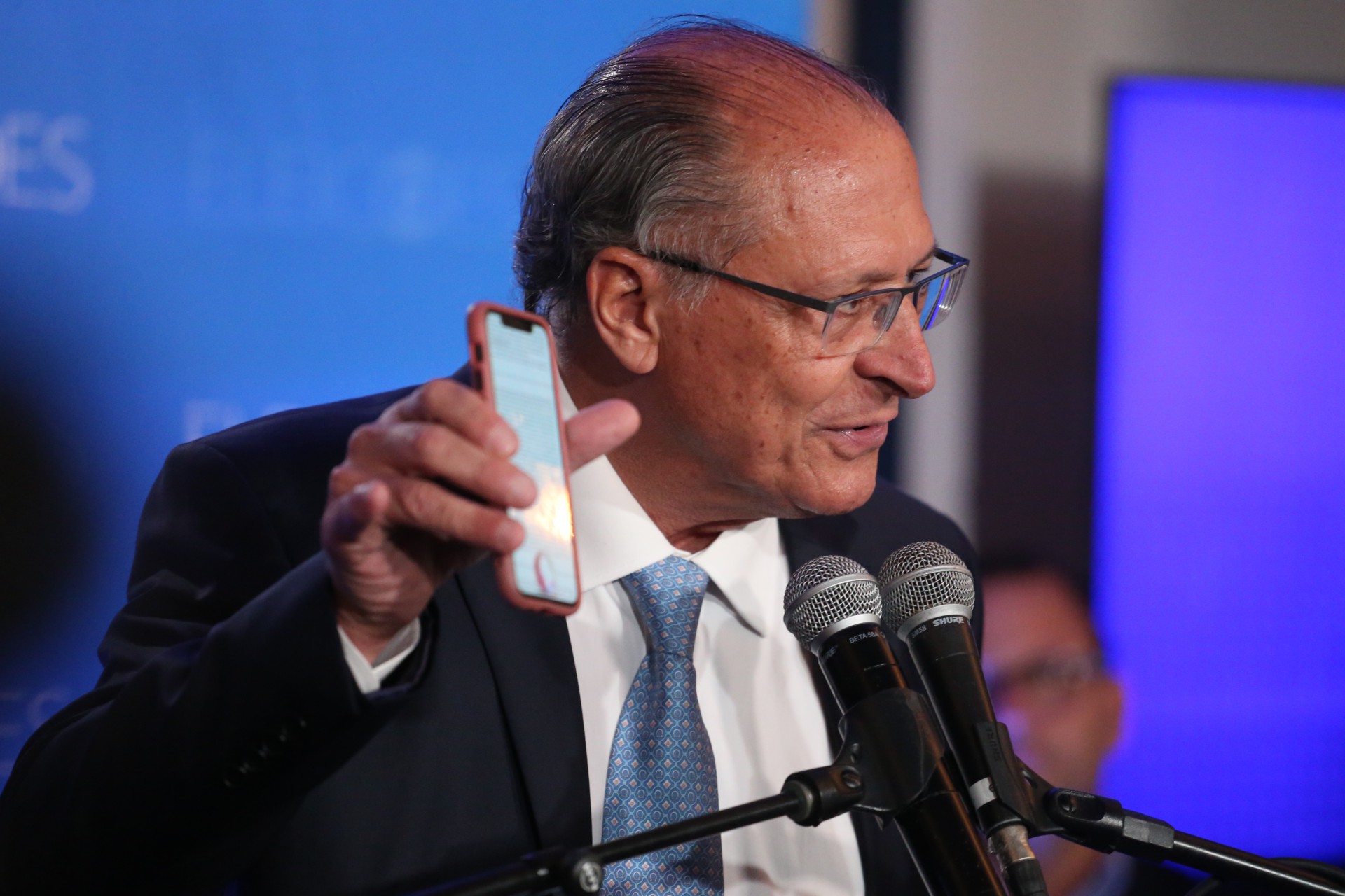 Geraldo Alkimin apresentou parte do livro de Moro para contestar fala de Bolsonaro no debate - Cl&eacute;ber Mendes/Ag&ecirc;ncia O Dia