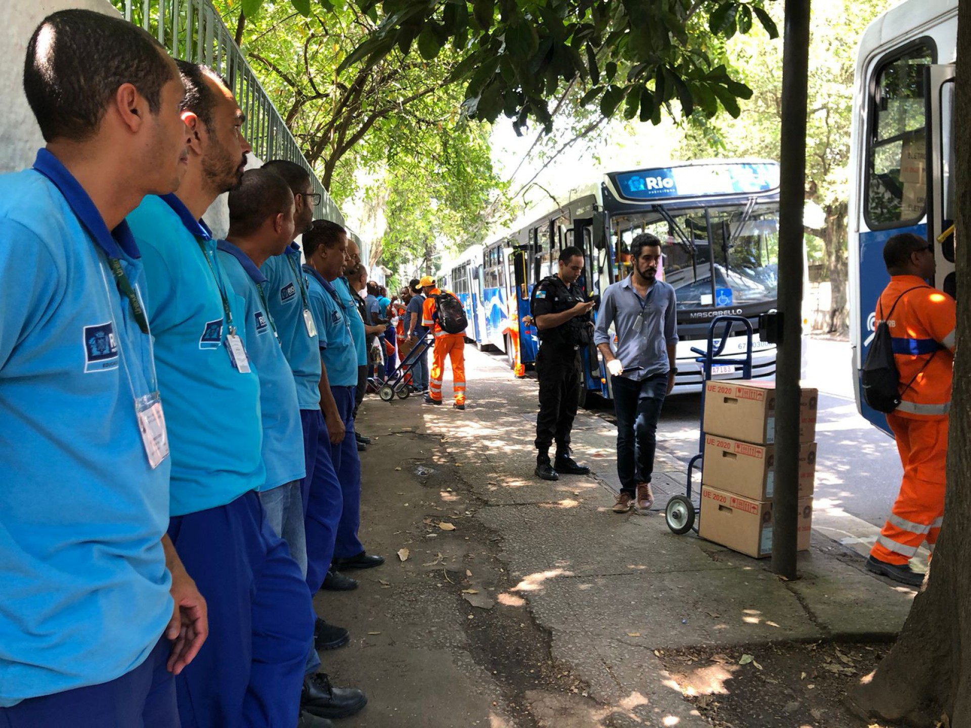 Urnas eletrônicas começam a ser transportadas para o segundo turno das Eleições - Paulo Costa / Agência O Dia