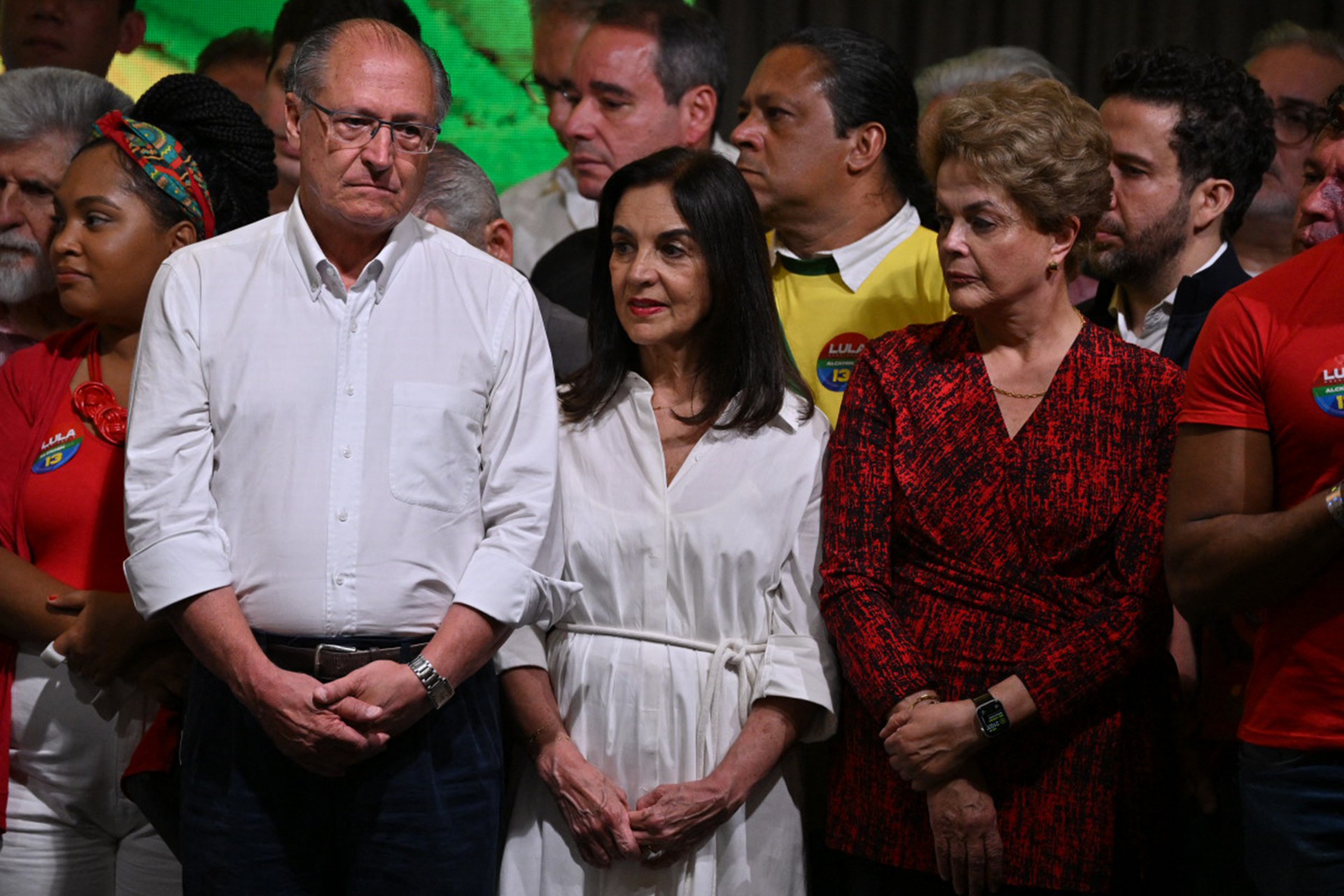 O vice Geraldo Alckmin ao lado da sua esposa, Lu Alckmin, e da ex-presidenta, Dilma Rousseff - NELSON ALMEIDA / AFP