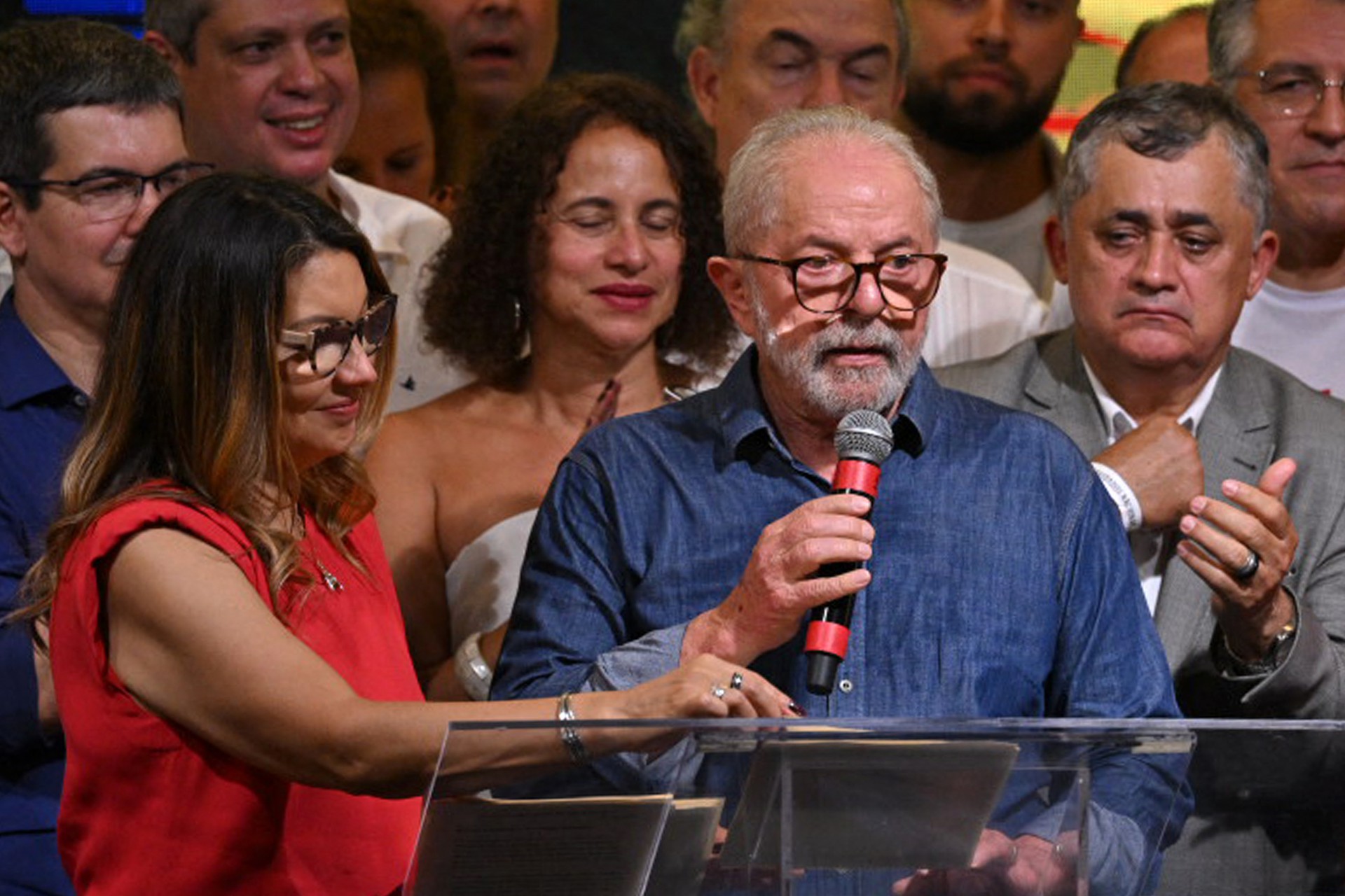 Lula ao lado de Alckmin e apoiadores durante discurso da vitória em São Paulo - NELSON ALMEIDA / AFP