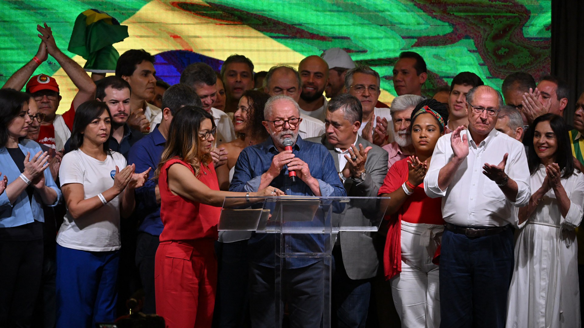Lula ao lado de Alckmin e apoiadores durante discurso da vitória em São Paulo - NELSON ALMEIDA / AFP