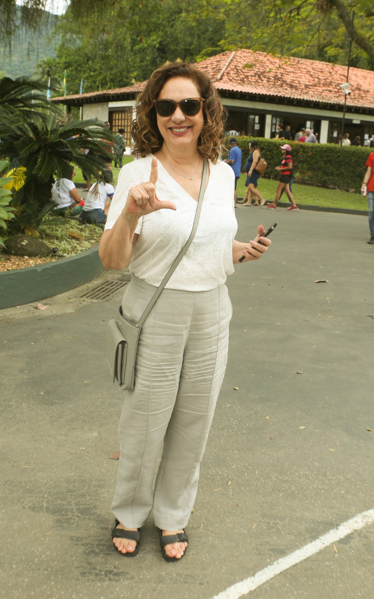 Eliane Giardini demonstra apoio a Lula ao chegar no seu local de vota&ccedil;&atilde;o