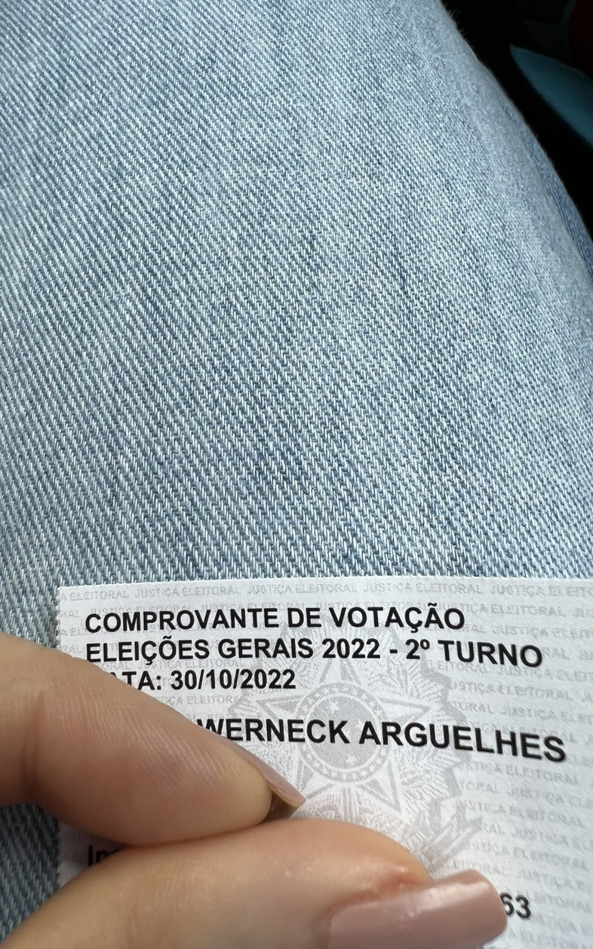 Tat&aacute; Werneck mostra seu comprovante de vota&ccedil;&atilde;o