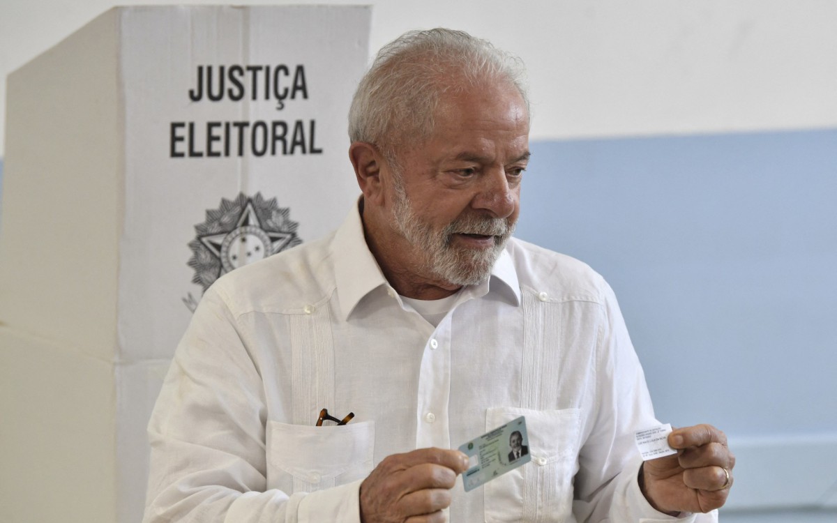 Lula votou neste domingo (30) em S&atilde;o Bernardo do Campo, SP