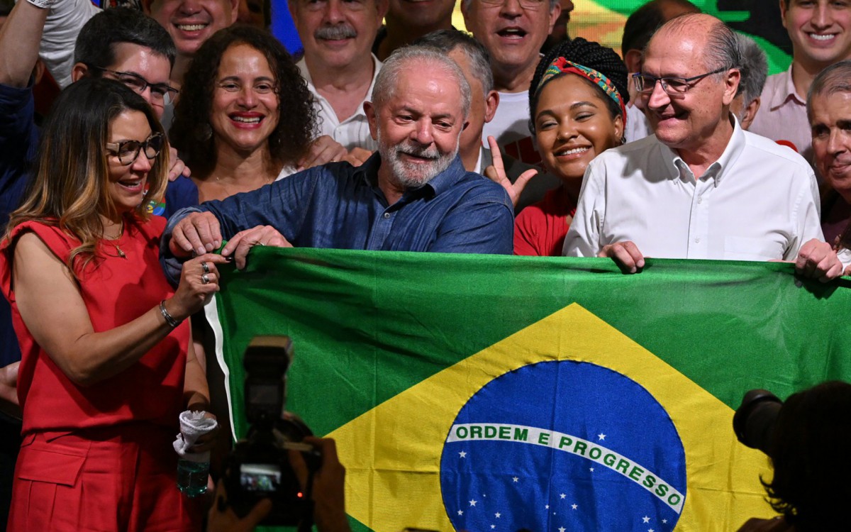 Elected president and vice president for the leftist Workers Party (PT) Luiz Inacio Lula da Silva (C) and Geraldo Alckmin (R) celebrate after winning the presidential run-off election, in Sao Paulo, Brazil, on October 30, 2022. Brazil's veteran leftist Luiz Inacio Lula da Silva was elected president Sunday by a hair's breadth, beating his far-right rival in a down-to-the-wire poll that split the country in two, election officials said.
NELSON ALMEIDA / AFP - NELSON ALMEIDA / AFP