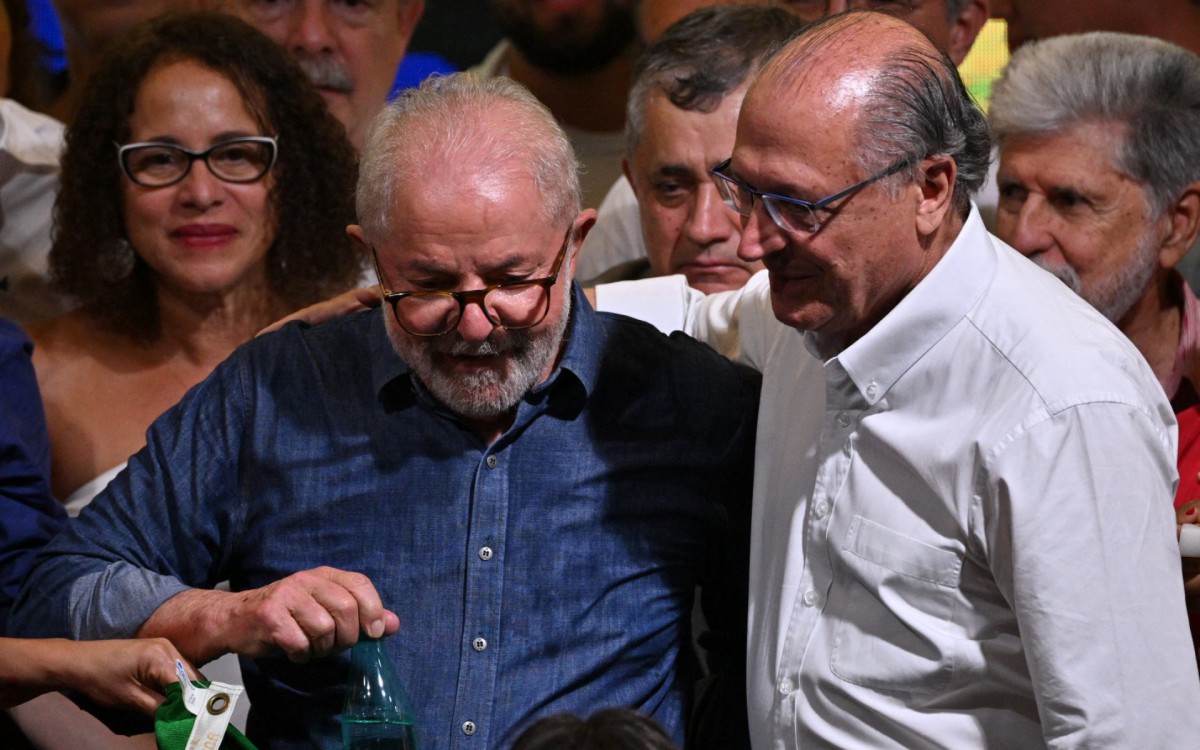 Lula ao lado de Alckmin e apoiadores durante discurso da vit&oacute;ria em S&atilde;o Paulo