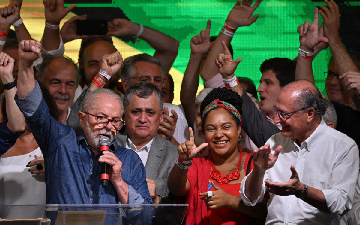 Lula ao lado de Alckmin e apoiadores durante discurso da vit&oacute;ria em S&atilde;o Paulo