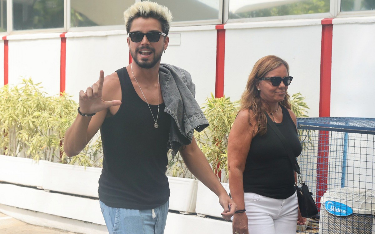 Rodrigo Simas demonstra apoio a Lula ao chegar em sua se&ccedil;&atilde;o eleitoral