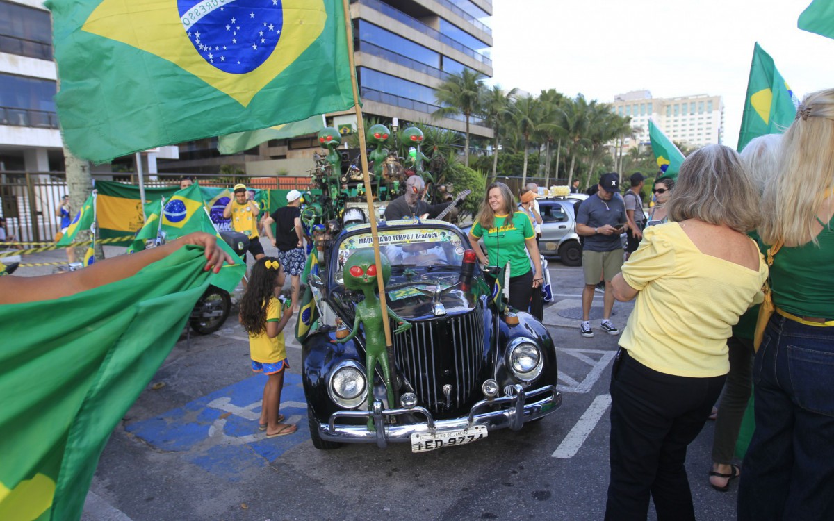 Eleitores aguardam a apuração dos votos da eleição do segundo turno em frente a casa do candidata a reeleição Jair Messias Bolsonaro neste domingo(30). - Reginaldo Pimenta / Agencia O Dia