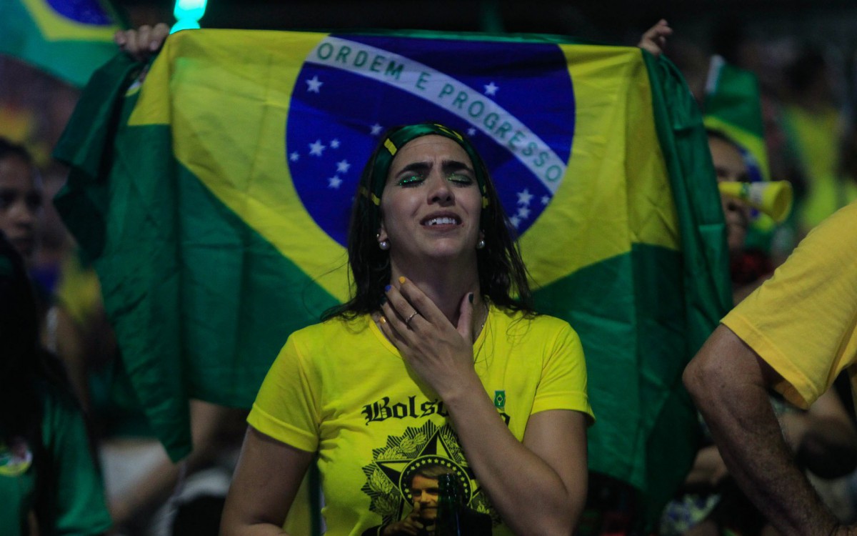 Eleitores aguardam a apuração dos votos da eleição do segundo turno em frente a casa do candidato a reeleição Jair Messias Bolsonaro neste domingo(30). - Reginaldo Pimenta/Agência O Dia