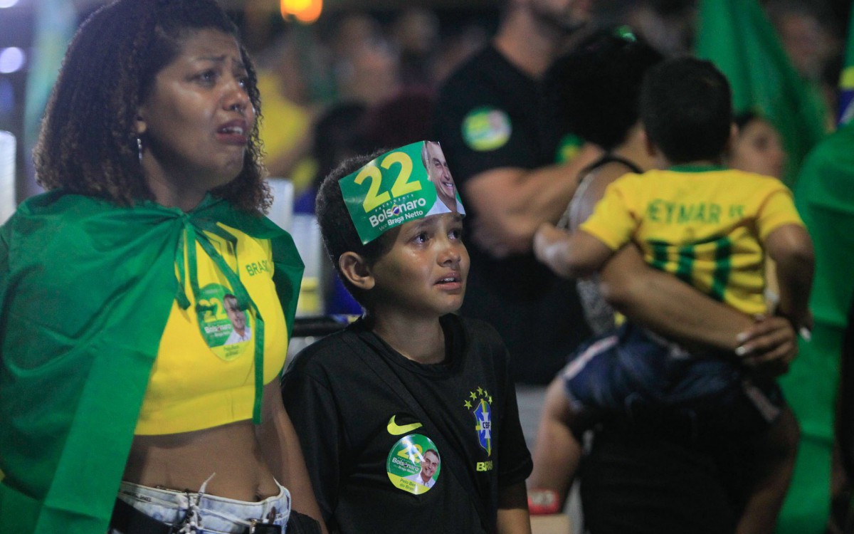 Eleitores aguardam a apuração dos votos da eleição do segundo turno em frente a casa do candidato a reeleição Jair Messias Bolsonaro neste domingo(30). - Reginaldo Pimenta/Agência O Dia