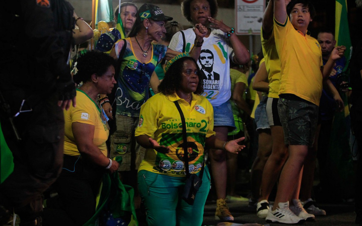 Eleitores aguardam a apuração dos votos da eleição do segundo turno em frente a casa do candidato a reeleição Jair Messias Bolsonaro neste domingo(30). - Reginaldo Pimenta/Agência O Dia
