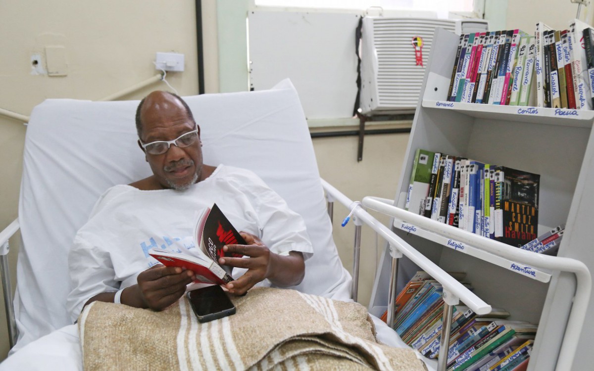 O paciente Fernando Cesar de Souza, de 75 anos, que é fã de Sidney Sheldon e Agatha Christie, escolheu para leitura o \