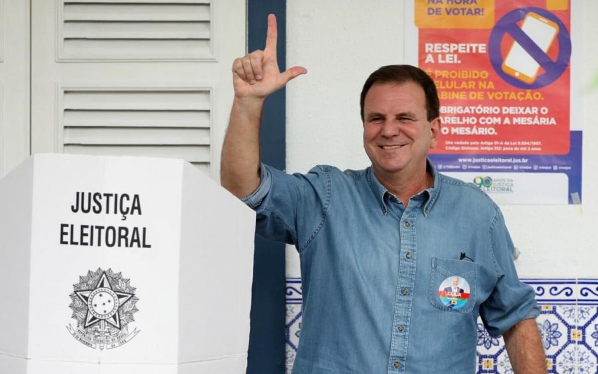 Paes votou e fez o símbolo de Lula - Beth Santos 