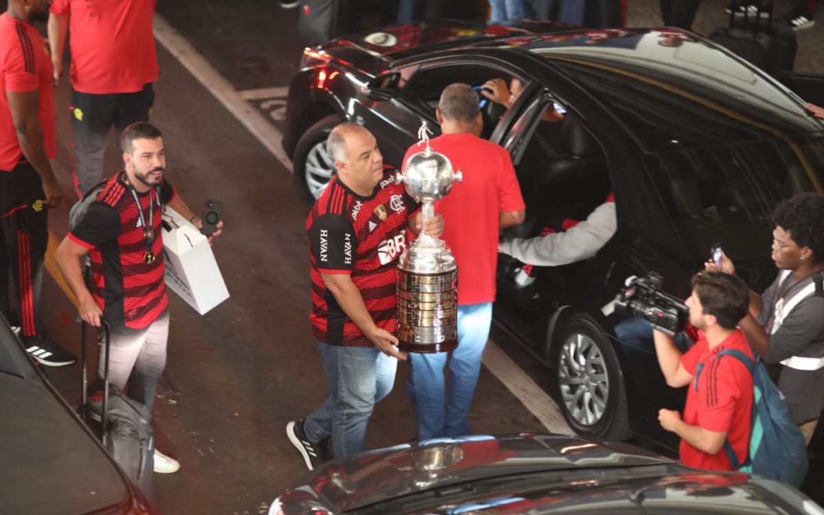 Marcos Braz apareceu com a ta&ccedil;a Libertadores e levou os torcedores do Flamengo ao del&iacute;rio