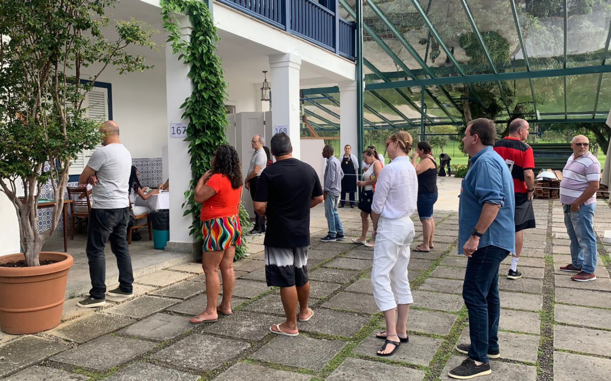 Eduardo Paes utilizou adesivo de Lula e mostrou muito apoio ao candidato petista