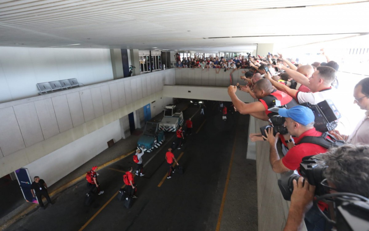 Torcedores fizeram a festa quando os jogadores do Flamengo apareceram