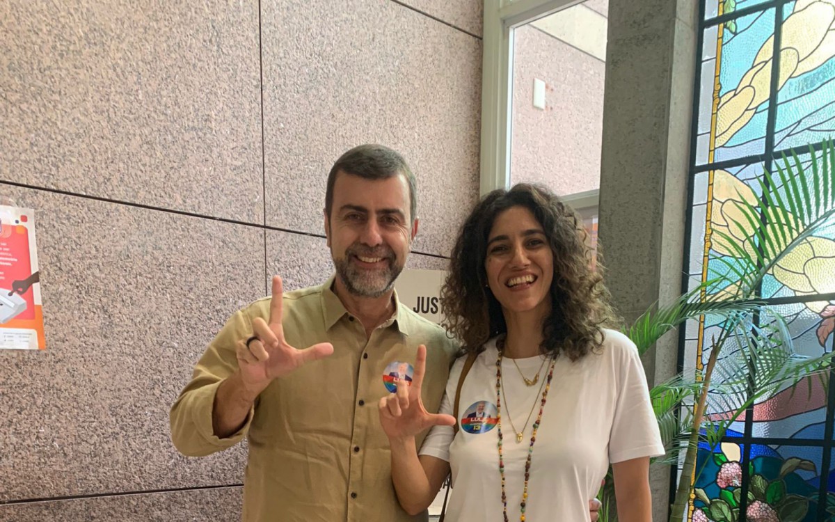 Acompanhado da esposa, Marcelo Freixo vota na Zona Sul do Rio