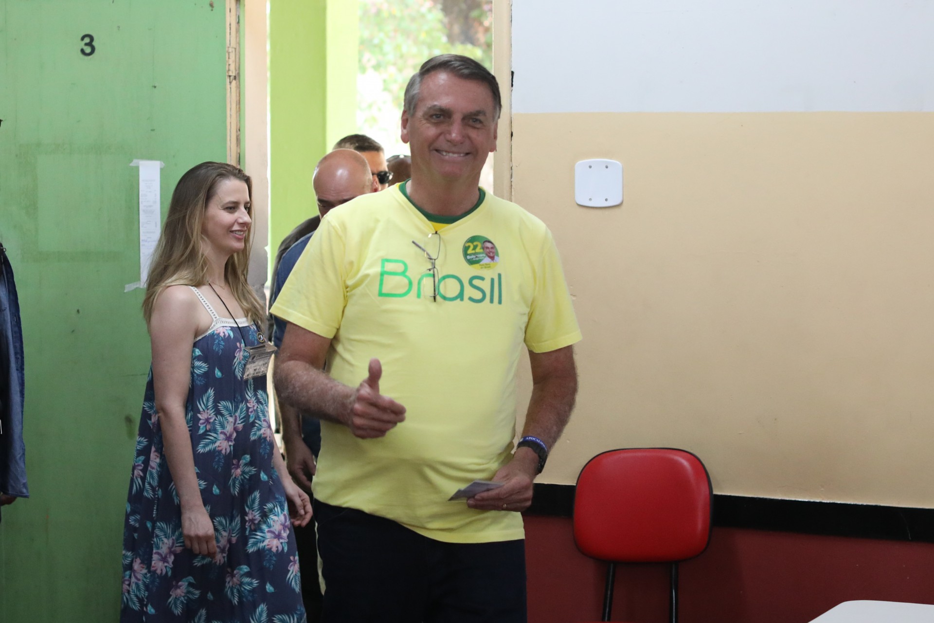 O presidente Jair Bolsonaro (PL) chegou às 7h49, deste domingo (30), na Escola Municipal Rosa da Fonseca, na Vila Militar, Zona Oeste do Rio, para votar - Pedro Ivo/Agência O Dia