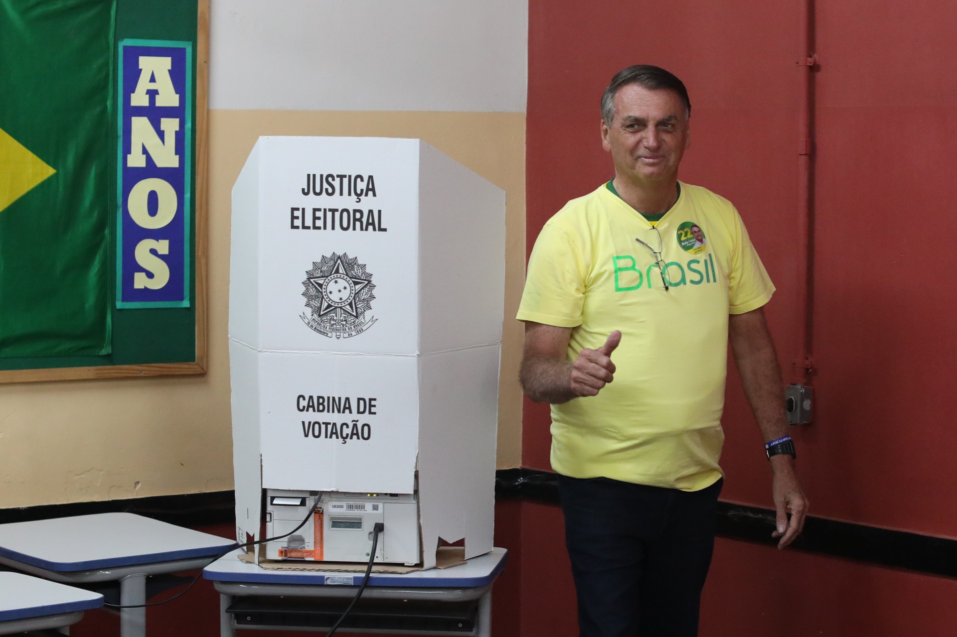 O presidente Jair Bolsonaro (PL) chegou às 7h49, deste domingo (30), na Escola Municipal Rosa da Fonseca, na Vila Militar, Zona Oeste do Rio, para votar.  - Pedro Ivo/Agência O Dia
