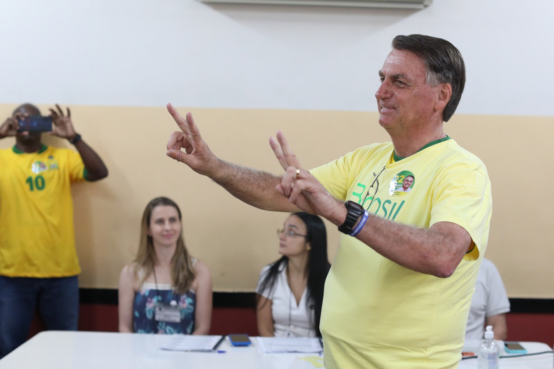 O presidente Jair Bolsonaro (PL) chegou às 7h49, deste domingo (30), na Escola Municipal Rosa da Fonseca, na Vila Militar, Zona Oeste do Rio, para votar.  - Pedro Ivo/Agência O Dia