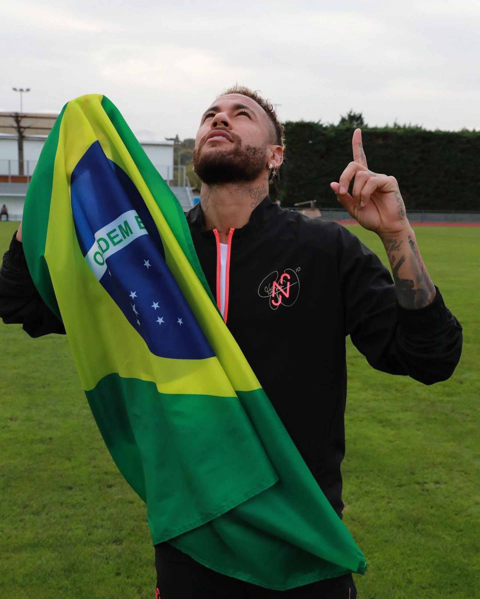 Apoiador de Bolsonaro, Neymar posa com a bandeira do Brasil: 'Que seja  feita a Tua vontade' | Eleições | O Dia