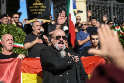 Apoiadores marcham em homenagem ao ditador italiano Mussolini