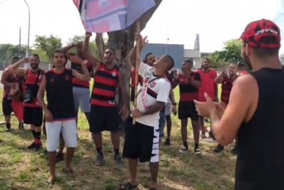 Torcedores do Flamengo comparecem ao Galeão para receber tricampeões da Libertadores