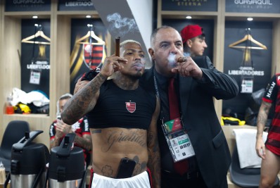 A lá Eurico! Jogador do Flamengo comemora título fumando charuto com Marcos Braz 