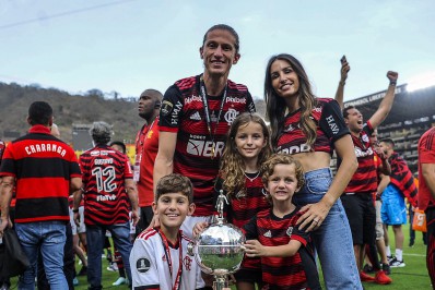 Filipe Luís elogia atuação de Ayrton Lucas e fala em debater renovação com o Flamengo