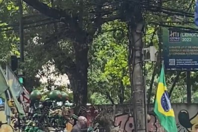 Eleitores relatam intimidação de bolsonaristas na porta de seção eleitoral na Tijuca