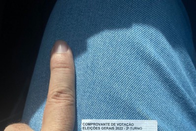 Rodrigo Maia vota no Rio e posta foto fazendo 'L' de Lula