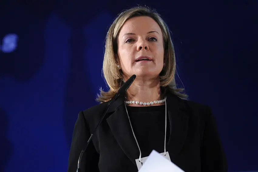 Hoffmann critica gasto de 5 bilhões do governo Bolsonaro em blindados