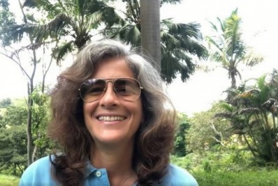 Lúcia Veríssimo diz que está sendo perseguida após foto de beijo em Cassia Kis: 'Horda de ignorantes'