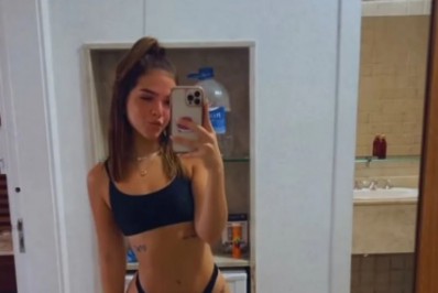 Musa! Mel Maia posa belíssima de biquíni ao renovar o bronzeado em dia de praia