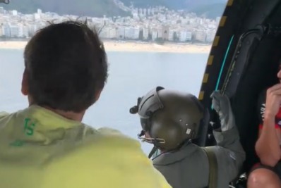 Vídeo: campeões da Libertadores pelo Flamengo sobrevoam o Rio ao lado de Bolsonaro