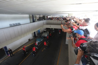 Troféu no Rio e encontro com Jair Bolsonaro. Saiba como foi o desembarque do Flamengo