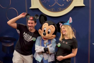 Grávida, Viih Tube se emociona durante passeio na Disney com Eliezer
