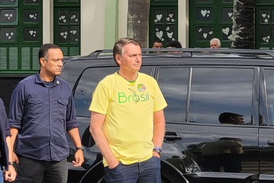 Jair Bolsonaro vota na Vila Militar e demonstra confiança: 'Se Deus quiser, seremos vitoriosos'