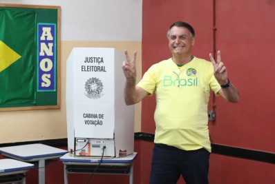 Jair Bolsonaro vota na Vila Militar e demonstra confiança: 'Se Deus quiser, seremos vitoriosos'