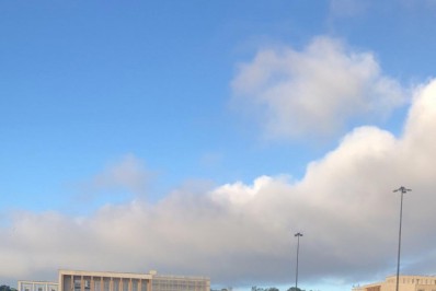 Brasileiros fazem fila para votar no exterior e se manifestam nas ruas