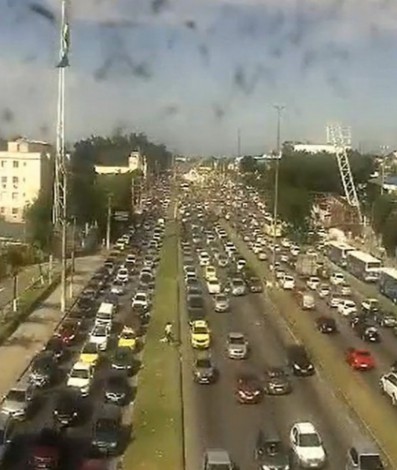 Trânsito congestionado na Av. Brasil após incêndio em ônibus