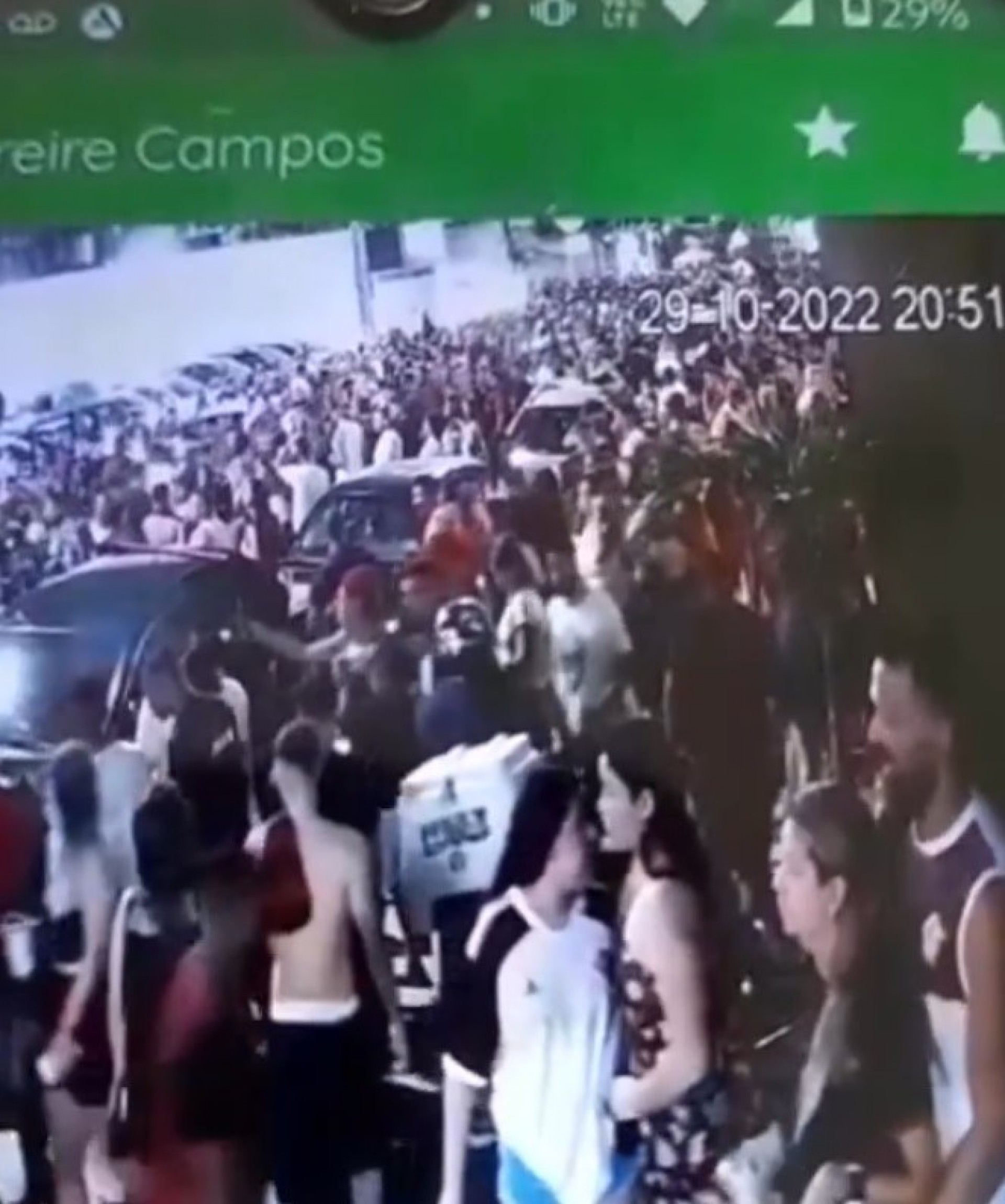 Homem com boné vermelho saca arma e dispara no meio da multidão em Campos dos Goytacazes - Reprodução de Vídeo