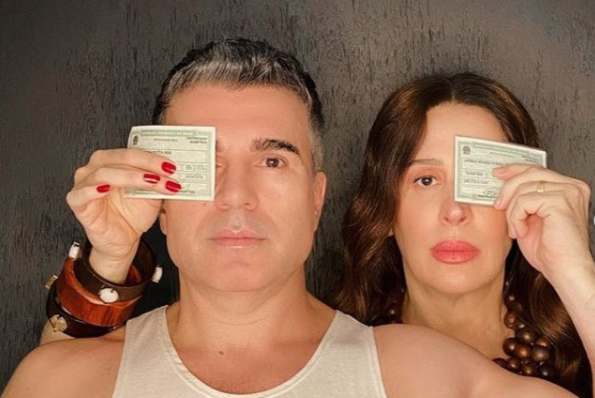 Claudia Raia e Jarbas Homem de Mello posam com título de eleitor
 - Reprodução/Instagram