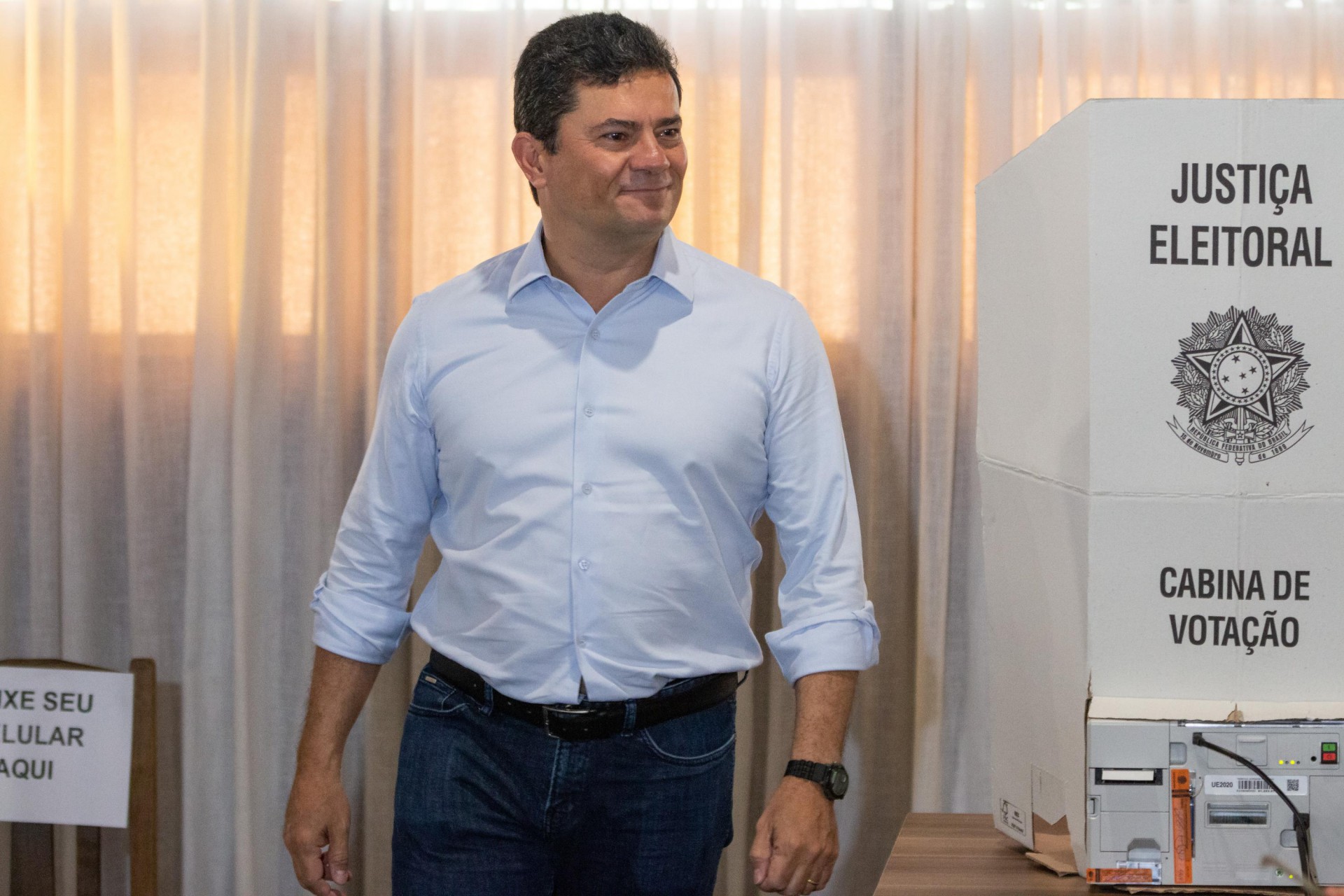 Sergio Moro vota no Clube Duque de Caxias em Curitiba (PR) na manhã deste domingo (30) - Cassiano Rosário / Estadão Conteúdo