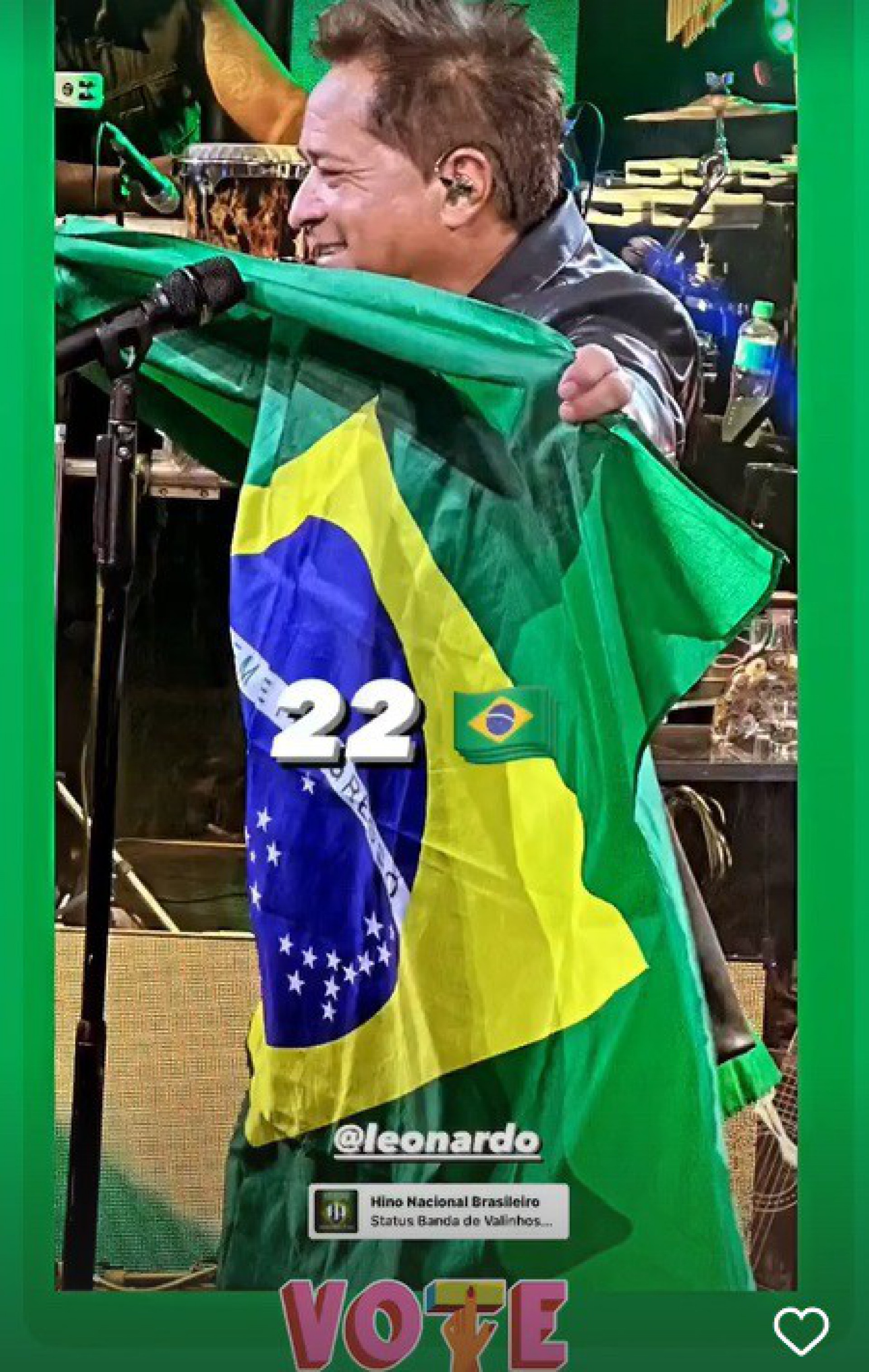 Leonardo posa com a bandeira do Brasil neste domingo de eleições - Reprodução Internet