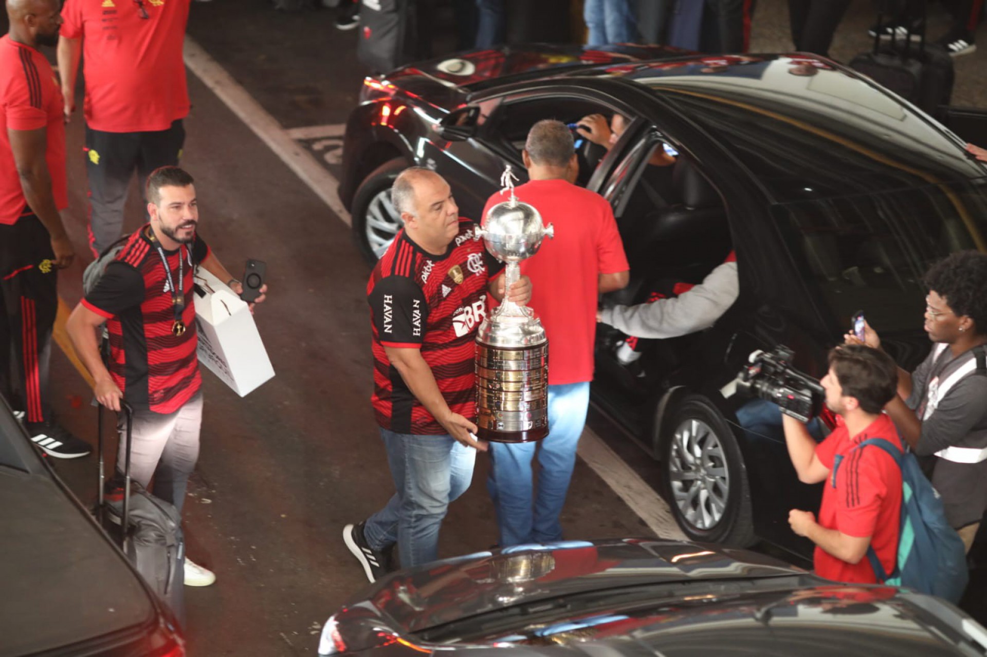 Marcos Braz apareceu com a taça Libertadores e levou os torcedores do Flamengo ao delírio - Pedro Ivo/Agência O Dia
