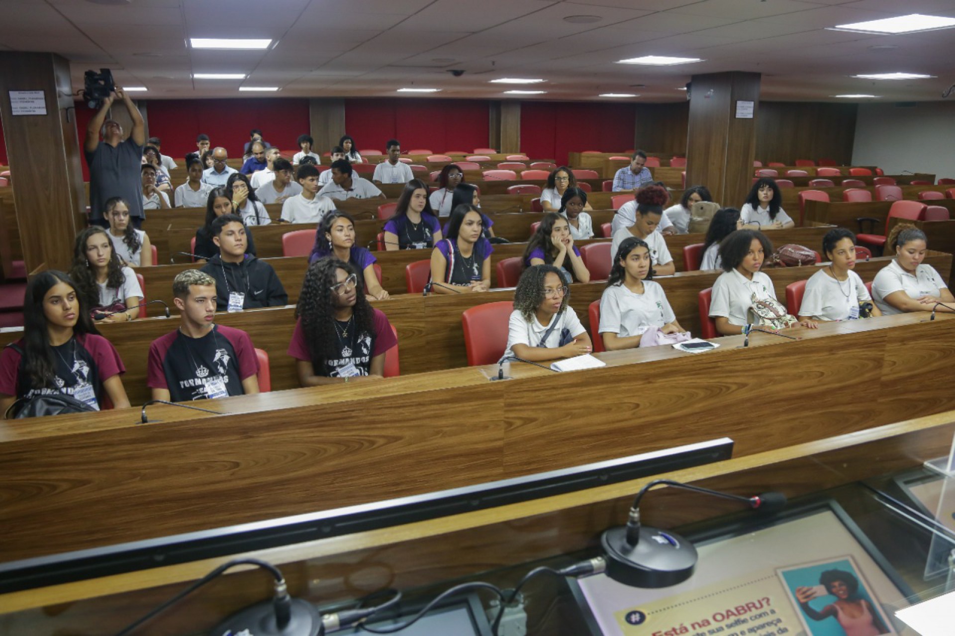 Alunos do Col&eacute;gio Estadual Alice Paccini G&eacute;lio no audit&oacute;rio da OAB-RJ, marcaram presen&ccedil;a em bom n&uacute;mero - Bruno Mirandella / OAB-RJ